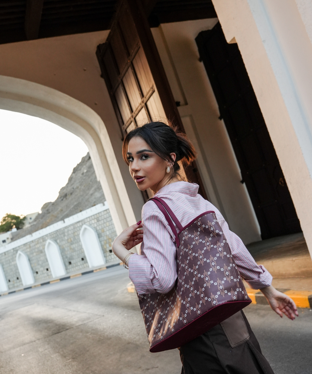 حقيبة رِماز Signature Tote باللون الطيني الملكي